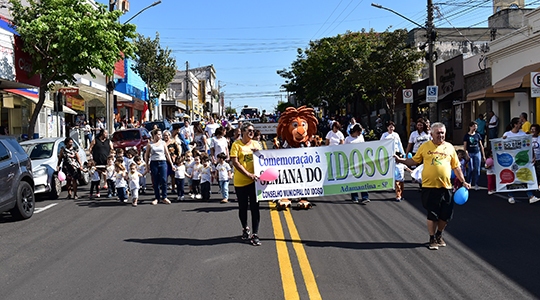 Teve início na manhã de hoje (30), com uma caminhada intergeracional, alongamento, circuito de prevenção de quedas e roda de capoterapia na Praça Elio Micheloni a semana do idoso (Da Assessoria).