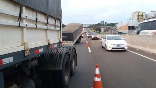 Ao desengatar e tombar, uma das pistas ficou interrompida. Depois, local foi completamente interditado para remoção do semirreboque (Cedida).