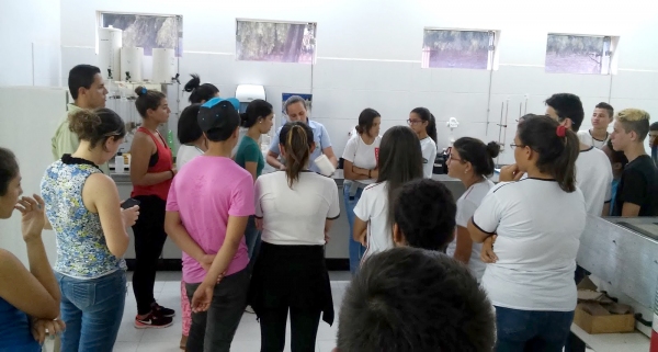 Alunos do Programa Jovem Agricultor do Futuro visitam laboratório de cooperativa (Foto: Cedida).