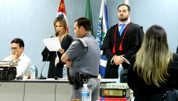 A juíza Ruth Duarte Menegatti lê a sentença que condenou o agente penitenciário a 22 anos de prisão (Foto: Folha Regional Pacaembu).