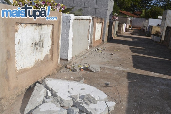 Sepulturas de jovens mortos em acidente são encontradas violadas na manhã desta terça-feira. Um dos caixões foi aberto e o corpo foi encontrado despido (Foto: Mais Tupã).