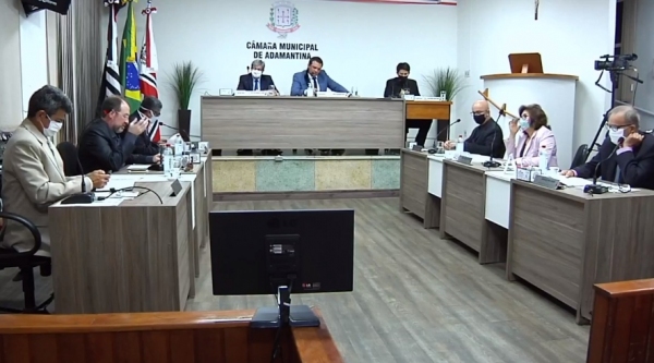 Sessão ordinária da Câmara Municipal, onde veto do prefeito foi rejeitado por 5 x 3 (Reprodução/Câmara Municipal).