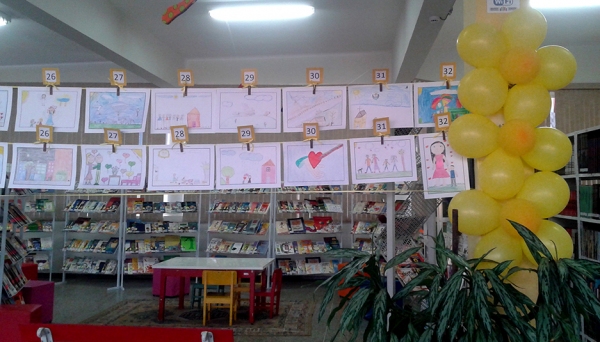 Trabalhos dos alunos das escolas municipais estão expostos na Biblioteca de Adamantina, para votação (Foto: Assessoria de Imprensa).