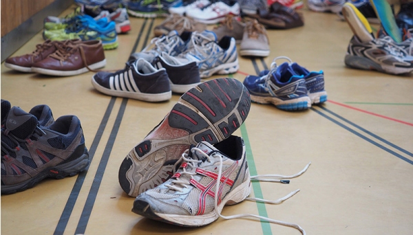 Tênis em bom estado de uso e conservação são arrecadados em campanha. Doações serão repassadas crianças e adolescentes atletas, de programas esportivos na comunidade (Foto: Pixabay).