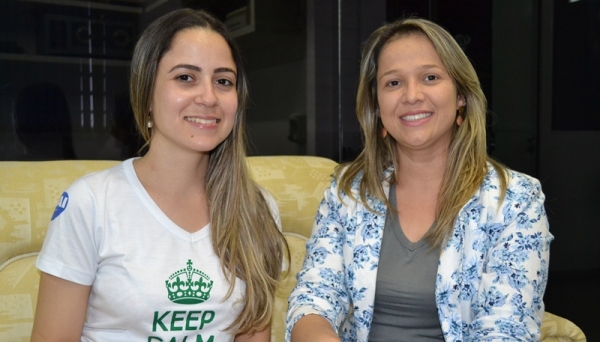 Débora e Silvia comemoram aceite de artigo científico para a 15º Congresso Brasileiro de Assistentes Sociais. (Foto Priscila Caldeira)