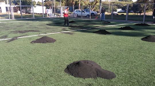 SELAR realizou manutenção do piso solo da quadra de futebol society  no Parque dos Pioneiros (Da Assessoria).
