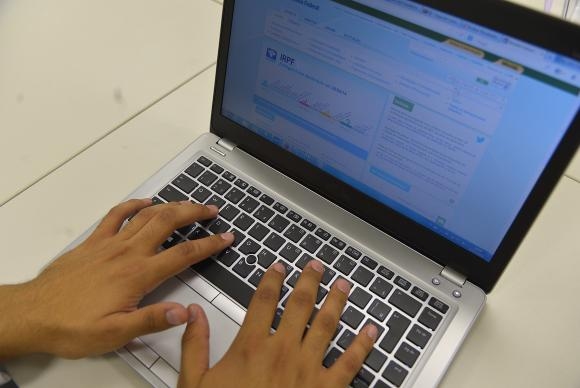 Para saber se teve a declaração liberada, o contribuinte deverá acessar a página da Receita na internet ou ligar para o Receitafone (146). (Foto: Marcello Casal Jr./Agência Brasil)