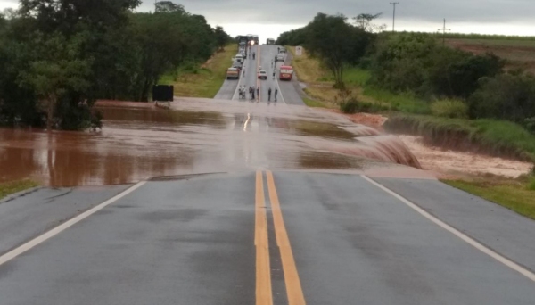Trecho da SP-294, na altura de Nova Guataporanga, região de Dracena, está interditado (Fotos: Reprodução/Site Jorge Zanoni).