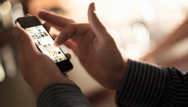 Brasileiros estão deixando de ter mais de um chip de celular (Imagem: Ilustração).