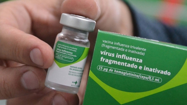 Vacinação é aplicada em todas as unidades básicas de Adamantina, das 8h às 16h (Foto: Kleide Teixeira).