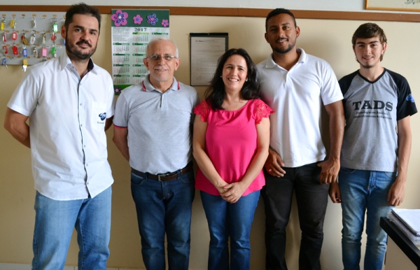 Na foto, o coordenador dos cursos de TI da UniFAI Prof. Me. André Mendes, o secretário municipal de Educação Osvaldo José, a diretora da Escola Municipal Navarro de Andrade Rosimeiri Rialto, e os alunos Bruno Nascimento e Anderson Silva, que estão desenvolvendo softwares para a o projeto de gestão escolar. (Foto: Beatriz Oliveira)