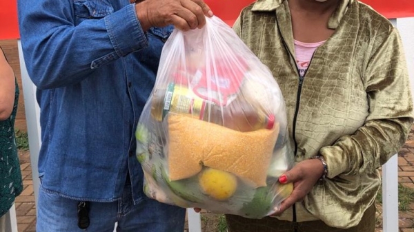 Após fazer um pedido de informação, na fila para retirada de cesta básica, mulher foi alvo de comentários pejorativos (Imagem Ilustrativa. Foto: Diangela Menegazzi/Fotos Públicas).