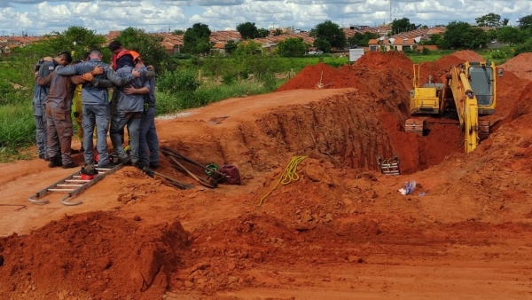 Trabalhador de 36 anos morreu após ser soterrado em obra (Foto: Murilo Zara/TV Fronteira).