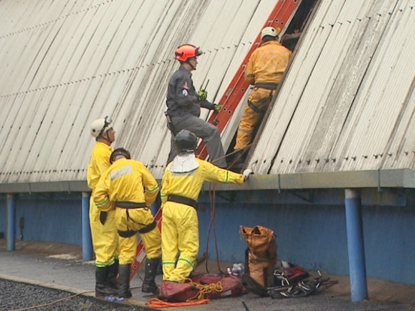 Equipe formada por 13 bombeiros trabalham no local desde a madrugada para resgatar corpo do operário (Foto: Reprodução/EPTV).