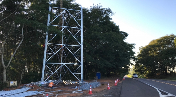 Torre sendo erguida no acesso ao bairro Tucuruvi, em Adamantina (Foto: Siga Mais).