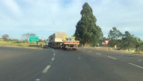 Na altura do trecho para a Lagoa Seca, na SP-294, veículos aguardam em fila a liberação de passagem pelo sistema pare-siga (Foto: Robson Montoz/Cedida).