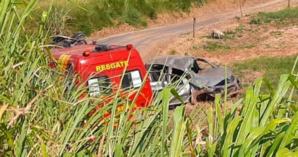 Ao passar sobre pedaço de pneu, na pista, condutor perdeu o controle da direção, capotando o veículo (Reprodução: Mais Tupã).