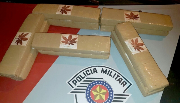 Traficante carregava 10 tijolos de maconha, etiquetados, na bagagem de mão, em ônibus rodoviário, sendo preso pela Força Tática da PM (Foto: Cedida/PM).