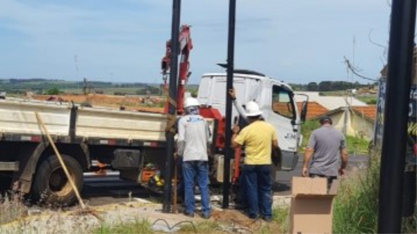 Equipes trabalham na reinstalação do equipamento danificado (Da Assessoria/PMA).