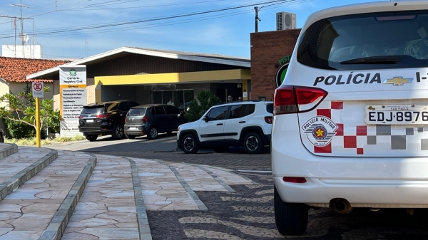 Policiais militares acompanham oficiais de justiça no cumprimento da ordem judicial no Cartório (Foto: Siga Mais).