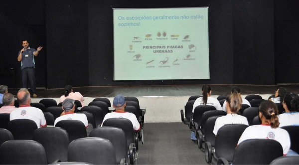 Claudio Gonçalves Cabello, engenheiro agrônomo da Superintendência de Controle de Endemias do Estado de São Paulo (SUCEN), ministrou capacitação com o tema Controle e Manejo de Escorpiões em Ambiente Urbanizado (Foto: Assessoria de Imprensa).