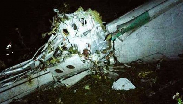 Destroços do avião, que caiu na Colômbia, onde estava a delegação da Chapecoense, jornalistas e outros passageiros (Foto: Defesa Civil).
