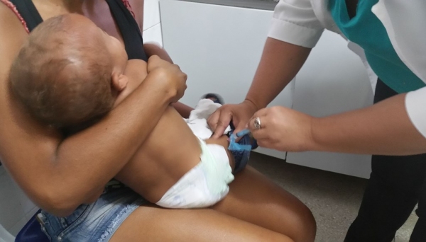 Crianças devem ser levadas aos postos de saúde, para atualizar a cobertura vacinal (Foto: Sumaia Villela/Agência Brasil)