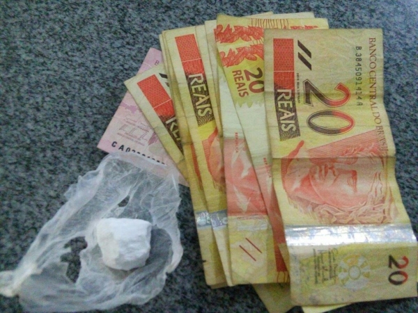 Cocaína e dinheiro estavam com traficante de 22 anos, de Adamantina, preso ontem em Tupã (Foto: Tupã Notícias).