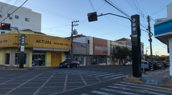 Totens já estão em dois cruzamentos na avenida Rio Branco, centro de Adamantina, porém ainda fora de operação (Foto: Siga Mais).