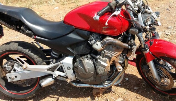 Rapaz ficou ferido e teve braço amputado após acidentar-se com moto, que derrapou em pedras na pista (Foto: Reprodução/G1/Corpo de Bombeiros).