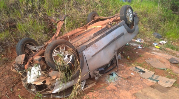 VeÃculo saiu da pista após motorista dormir ao volante, e capotou ao final do acidente (Foto: Foto: Rubens Ramos/TV Fronteira).