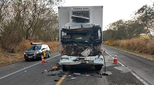 Após o choque na traseira de carreta, motorista do caminhão ficou preso às ferragens (Foto: Cedida)