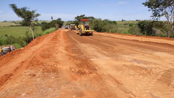 Obra está 50% concluída e permite passagem por uma pista, em sistema pare/siga (Foto: Foto: Inaldo Nascimento/Prefeitura de Flora Rica).