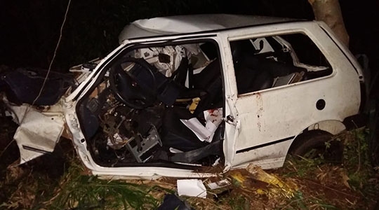 Fiat Uno, de Tupi Paulista, ficou destruído. Condutor do carro, morador na cidade, foi socorrido em estado grave pelo Corpo de Bombeiros (Foto: Cedida/PM Rodoviária).