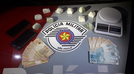 Droga, dinheiro e balança de precisão foram apreendidos. Três rapazes foram presos em flagrante, sendo que dois deles trabalhavam juntos na mesma empresa (Foto: Cedida/PM).