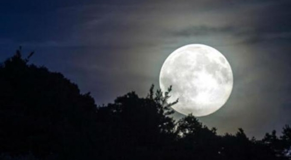 Nosso único satélite natural estará em seu ponto mais próximo da Terra e em sua fase mais luminosa: a da Lua cheia. A essa coincidência, os astrônomos dão o nome de Superlua (lustração).