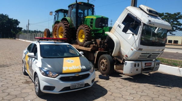 Dois tratores furtados em Cândido Mota nesta terça-feira (3) foram recuperados nesta sexta-feira (6) pela Polícia Rodoviária em Presidente Venceslau. Equipamento seriam levados para cidade sul-mato-grossense de Corumbá, que faz divisa com a Bolívia (Foto: Cedida/PM Rodoviária).