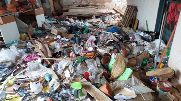 Materiais inservÃveis dispersos na casa do idoso, em Tupã (Divulgação/PM Tupã).