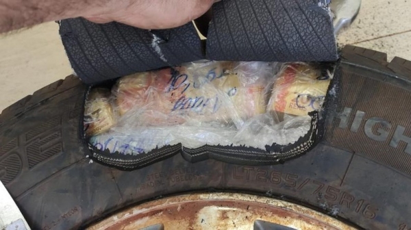 Cédulas estavam no interior de um estepe (Foto: PM Rodoviária).