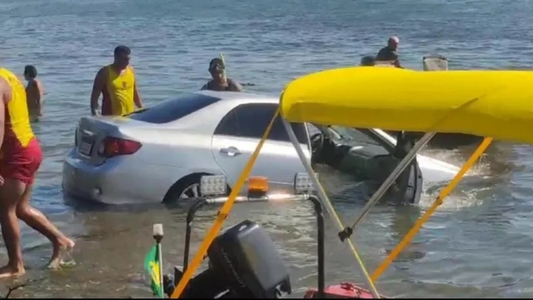 Carro entrou no rio. Mulher foi socorrida e veÃculo retirado da água (Foto: Paulo Lima/Cedida. Reprodução/G1 Prudente).