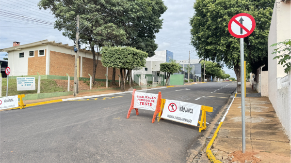 Sentido Vila Freitas ao centro proibido com a mao unica (Siga Mais).