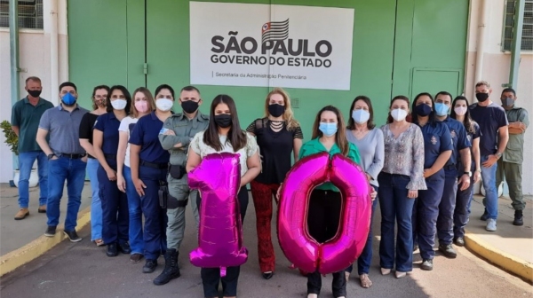 Adriana Alkmin Pereira Domingues, gestora da penitenciária (ao centro) e parte da equipe da Penitenciária Feminina de Tupi Paulista (Divulgação/SAP/Croeste).