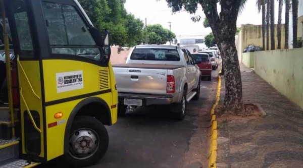 Veículos estacionados em faixa amarela, reservada exclusivamente para ônibus e vans escolares, nas proximidades das escolas Fleurides, Helen Keller e Madre Clélia (Fotos/Cedidas).