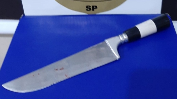 Faca usada no crime, pelo agressor, foi apreendida (Divulgação/Polícia Civil).