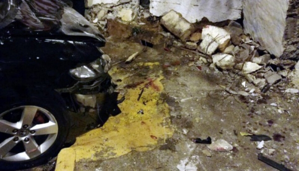 Carro arrastou moto e seus dois ocupantes por cerca de 22 metros, pressionando duas vítimas contra muro. Homem e passageira da moto morreram (Fotos: Dimas Gonçalves Xavier Junior).