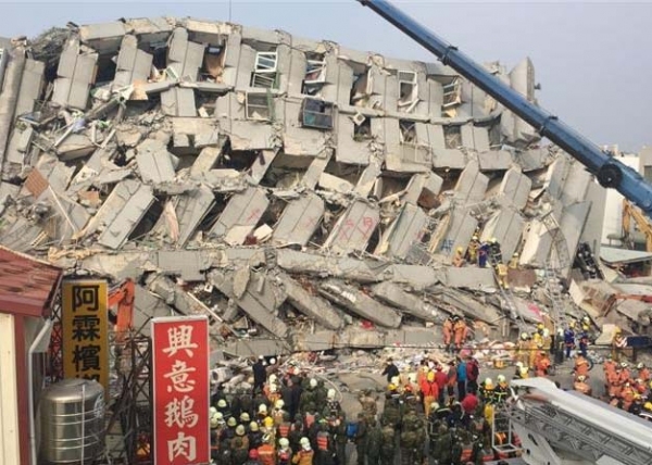 Prédio desabou durante terremoto, mas pode ter falhas na sua construção, levando à prisão do responsável pela obra.