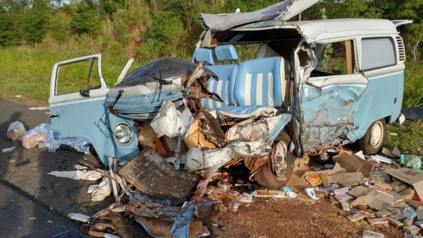 Kombi de Dracena, envolvida no acidente (Foto de internauta. Reprodução/Site Jorge Zanoni).