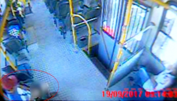 Rapaz é mostrado no destaque, durante a prática do ato obsceno dentro de ônibus do transporte coletivo urbano, em Marília (Imagem: Reprodução / TV TEM).