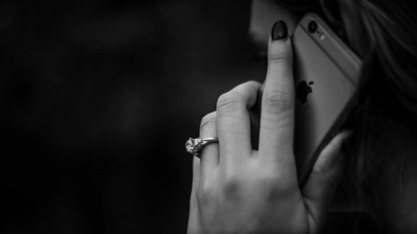 Será considerado trote acionar o COPOM ou COBOM de modo indevido, ilícito, desnecessário, ou que possa acarretar perturbação, suspensão ou atraso na prestação de serviço público (Foto: Taylor Grote/Unsplash).