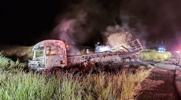 Um dos veÃculos envolvido no acidente, completamente destruÃdo (Foto: David de Tarso/TV Fronteira).